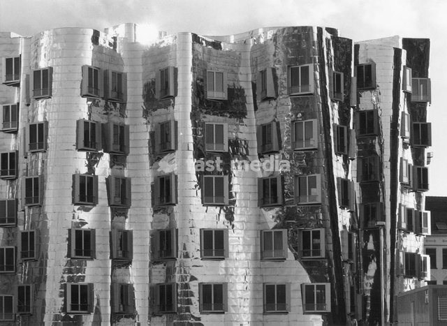 Düsseldorf (Nordrhein-Westfalen), Kunst– und Medienzentrum, Stromstraße 26 / Neuer Zollhof. (Arch.: Frank O. Gehry). Teilansicht: von der Fußgängerbrücke aus gesehen. Foto, 1999