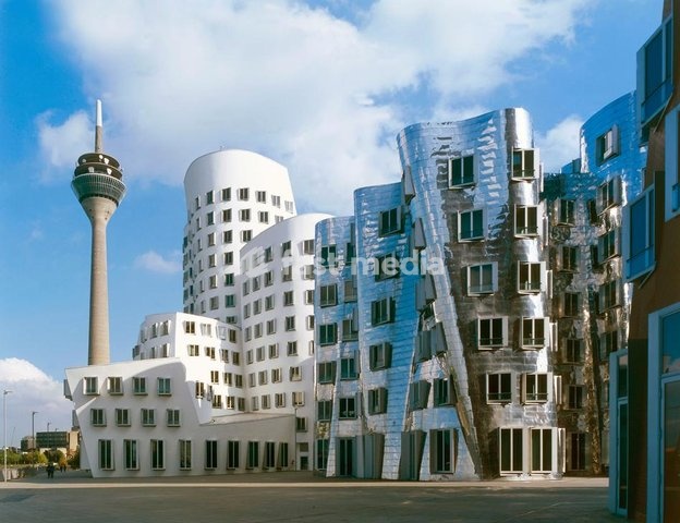 Düsseldorf (Nordrhein-Westfalen), Kunst– und Medienzentrum, Stromstraße 26 / Neuer Zollhof. (1999 fertiggest.; Arch.: Frank O.Gehry) Teilansicht. Foto, undat