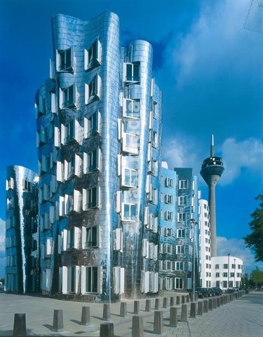 Düsseldorf (Nordrhein-Westfalen), Kunst– und Medienzentrum, Stromstraße 26 / Neuer Zollhof. (1999 fertiggest.; Arch.: Frank O.Gehry) Außenansicht. Foto, undat