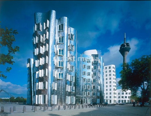 Düsseldorf (Nordrhein-Westfalen), Kunst– und Medienzentrum, Stromstraße 26 / Neuer Zollhof. (1999 fertiggest.; Arch.: Frank O.Gehry) Außenansicht. Foto, undat