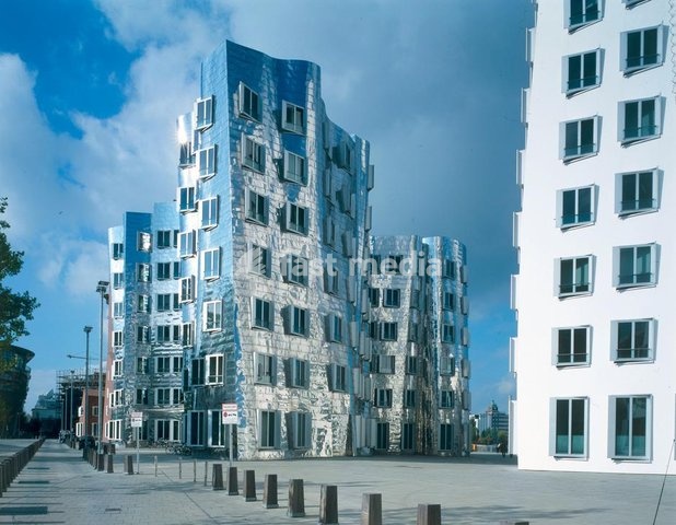 Düsseldorf (Nordrhein-Westfalen), Kunst– und Medienzentrum, Stromstraße 26 / Neuer Zollhof. (1999 fertiggest.; Arch.: Frank O.Gehry) Außenansicht. Foto, undat
