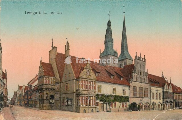 Lemgo (Nordrhein-Westfalen), Rathaus (erbaut 1325–1612). "Lemgo i. L. Rathaus". (Außenansicht). Bildpostkarte (Farbdruck nach kolorierter Photographie), undat. (um 1905). Privatsammlung