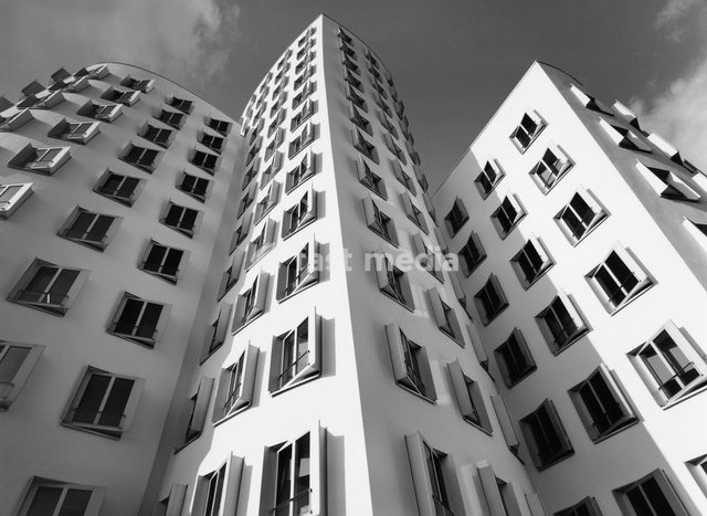 Düsseldorf (Nordrhein-Westfalen), Kunst– und Medienzentrum, Stromstraße 26 / Neuer Zollhof. (1999 fertiggest.; Arch.: Frank O.Gehry) Teilansicht. Foto, undat