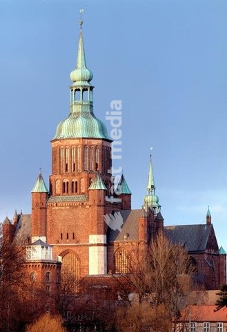 Stralsund (Mecklenburg-Vorpommern), Marienkirche (erbaut 1382/84–1478). Gesamtansicht von Westen. Foto