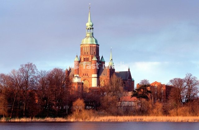 Stralsund (Mecklenburg-Vorpommern), Marienkirche (erbaut 1382/84–1478). Gesamtansicht von Westen. Foto