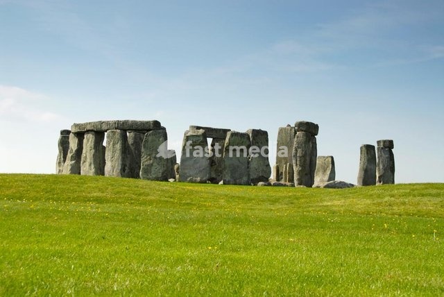 Stonehenge, north of Salisbury (Wiltshire, England), megalithic stone circle, built c. 1850–1400 BC from sandstone and bluestone blocks). General view. Photo