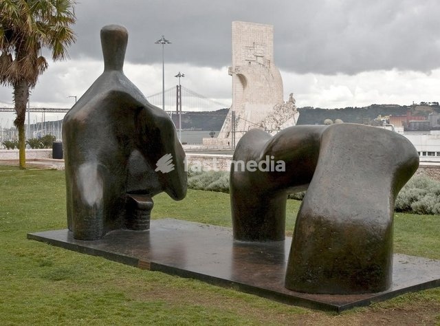 Moore, Henry, 1898–1986, English artist. "Reclining fire Arch Leg" 1969/70. Bronze. (In the background: Padrão dos Descobrimentos (Monument of the Discoveries), monument designed by Leopoldo de Almeida, northern bank of the Tagus River estuary, Santa Maria de Belém, Lisbon, Portugal. Photo, undated