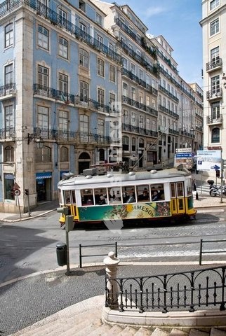 Lissabon (Portugal), Straßenbahn (Eléctricos; Inbetriebnahme der ersten elektrischen Bahnen 1901). Straßenbahnwagen Nr. 571 in der Rua da Conceiçao Ecke Rua da Madalena. Foto, undatiert