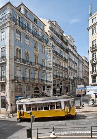 Lissabon (Portugal), Straßenbahn (Eléctricos; Inbetriebnahme der ersten elektrischen Bahnen 1901). Straßenbahnwagen Nr. 573 in der Rua da Conceiçao Ecke Rua da Madalena. Foto, undatiert