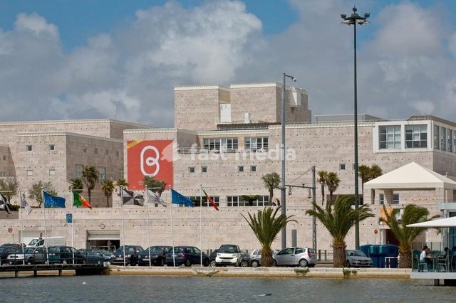 Lissabon – Lisboa (Portugal), Stadtteil Belém, Kulturzentrum – Centro Cultural de Belém (CCB; erbaut 1988–92; Arch.: Vittorio Gregotti und Manuel Salgado; Innenausstattung Daciano Costa). Teilansicht, außen. Foto, undatiert