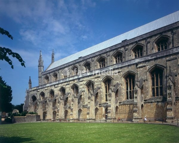 Winchester (Hampshire, England), Winchester Cathedral (built 1079 onwards; choir rebuilt from 1200 onwards, nave rebuilt during the 2nd half of the 14th century). Exterior view: nave from the south east. Photo, 04.06.1985