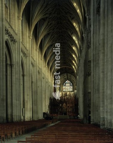 Winchester (Hampshire, England), Winchester Cathedral (built 1079 onwards; choir rebuilt from 1200 onwards, nave rebuilt during the 2nd half of the 14th century). Interior view: central aisle of the nave to the east. Photo, 12.11.1986
