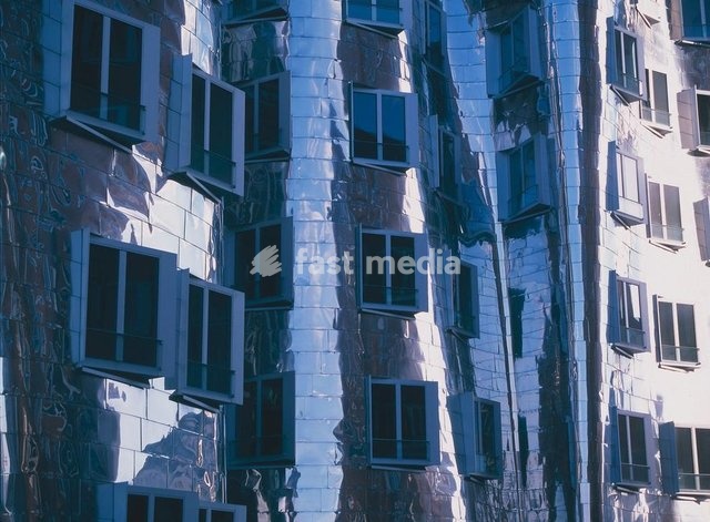 Düsseldorf (Nordrhein-Westfalen), Kunst– und Medienzentrum, Stromstraße 26 / Neuer Zollhof. (Arch.: Frank O. Gehry). Teilansicht. Foto, 1999