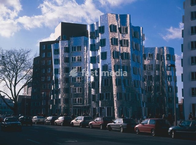 Düsseldorf (Nordrhein-Westfalen), Kunst– und Medienzentrum, Stromstraße 26 / Neuer Zollhof. (Arch.: Frank O. Gehry). Teilansicht. Foto, 1999
