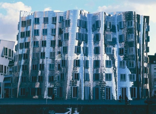Düsseldorf (Nordrhein-Westfalen), Kunst– und Medienzentrum, Stromstraße 26 / Neuer Zollhof. (Arch.: Frank O. Gehry). Teilansicht. Foto, 1999
