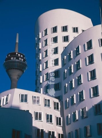 Düsseldorf (Nordrhein-Westfalen), Kunst– und Medienzentrum, Stromstraße 26 / Neuer Zollhof. (Arch.: Frank O. Gehry). Teilansicht. Foto, 1999