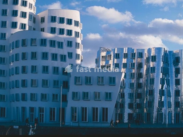 Düsseldorf (Nordrhein-Westfalen), Kunst– und Medienzentrum, Stromstraße 26 / Neuer Zollhof. (Arch.: Frank O. Gehry). Teilansicht. Foto, 1999