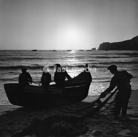 Ethnology: Portugal. Fishermen on the beach of von Nazaré. Photo, 1954