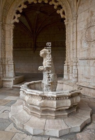 Lissabon – Lisboa (Portugal), Stadtteil Belém, Hieronymuskloster – Mosteiro dos Jerónimos, Kreuzgang – Claustro (erbaut ab 1502; unteres Geschoss von Diogo de Boytaca, oberes Geschoss ab 1522 von Joao de Castilho). Löwenbrunnen in der Nordwestecke des Kreuzgangs (ursprünglicher Standort in einem…