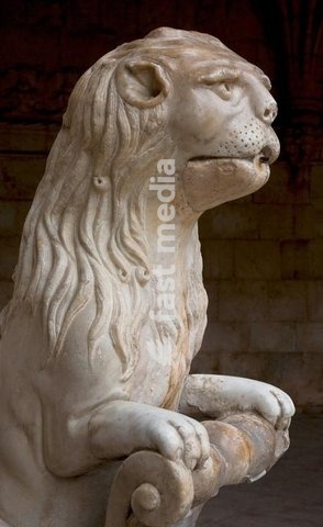 Lissabon – Lisboa (Portugal), Stadtteil Belém, Hieronymuskloster – Mosteiro dos Jerónimos, Kreuzgang – Claustro (erbaut ab 1502; unteres Geschoss von Diogo de Boytaca, oberes Geschoss ab 1522 von Joao de Castilho). Löwenbrunnen in der Nordwestecke des Kreuzgangs (ursprünglicher Standort in einem…