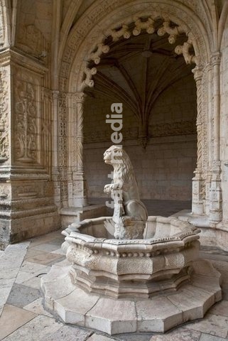 Lissabon – Lisboa (Portugal), Stadtteil Belém, Hieronymuskloster – Mosteiro dos Jerónimos, Kreuzgang – Claustro (erbaut ab 1502; unteres Geschoss von Diogo de Boytaca, oberes Geschoss ab 1522 von Joao de Castilho). Löwenbrunnen in der Nordwestecke des Kreuzgangs (ursprünglicher Standort in einem…