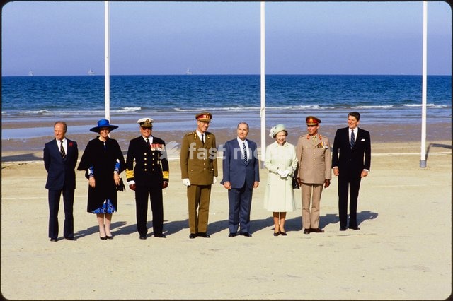 Utah Beach / Manche (France): Celebrations for the 40th anniversary of the Allied landings in Normandy (D-Day) during the Second World War. The Prime Minister of Canada, Pierre Trudeau (left to right), the Dutch Queen Beatrix, the Norwegian King Olav V, the Belgian King Baudouin, the French…