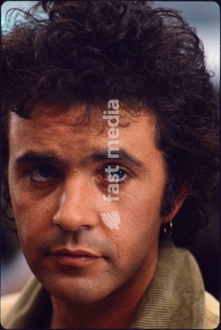 David Essex (né David Albert Cook né le 23 juillet 1947 à Plaistow au Royaume-Uni) est un chanteur, compositeur et acteur britannique. Portrait de David Essex, acteur du film "Silver Dream Racer" de David Wickes, le 9 septembre 1979