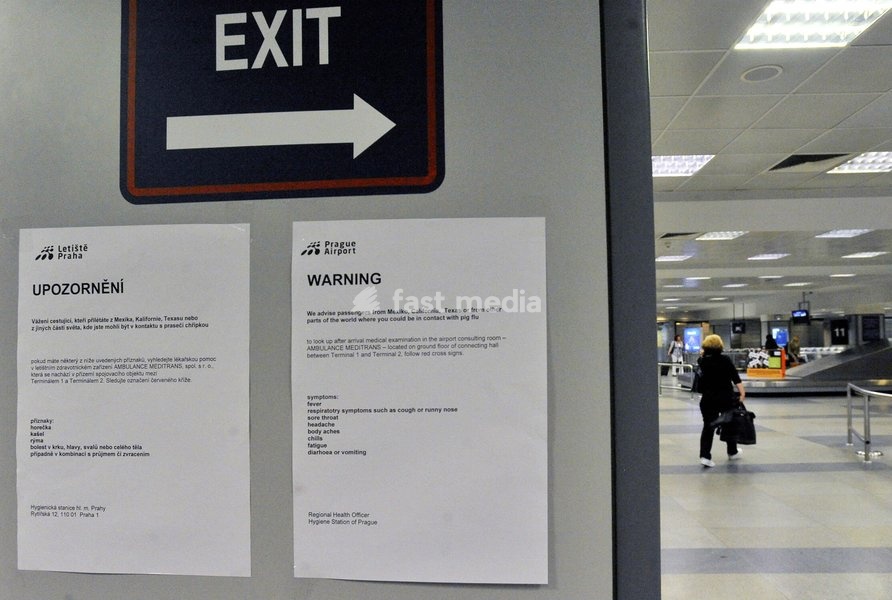 (090427) -- PRAGUE, April 27, 2009 -- A warning notification with information on swine flu symptoms and possible medical examination as a preventative measure is put up boards at the Ruzyne airport in Pargue, capital of Czech, April 27, 2009. Two suspected cases of swine flu were reported in Czech…