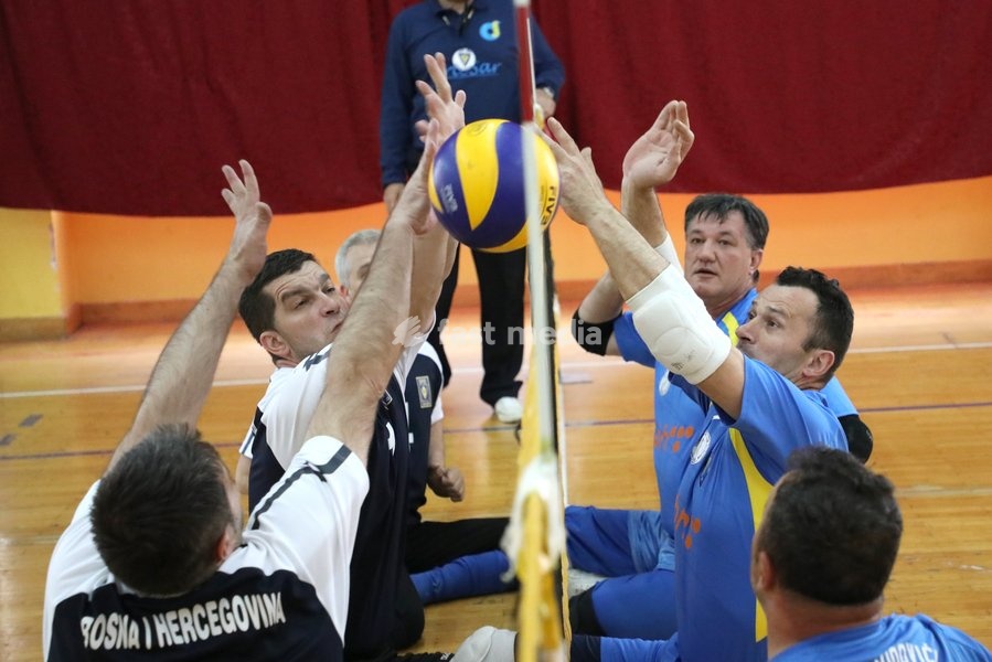 (170428) -- SARAJEVO, April 28, 2017 () -- Members of Spid (L) compete during the sitting volleyball friendly match against Zavidovici, in Sarajevo, Bosnia and Herzegovina, on April 27, 2017. Spid won 3-0