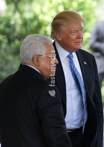 (170503) -- WASHINGTON, May 3, 2017 () -- U.S. President Donald Trump (R) welcomes visiting Palestinian President Mahmoud Abbas at the White House in Washington D.C., the United States, May 3, 2017. U.S. President Donald Trump said on Wednesday he was committed to helping solve the…