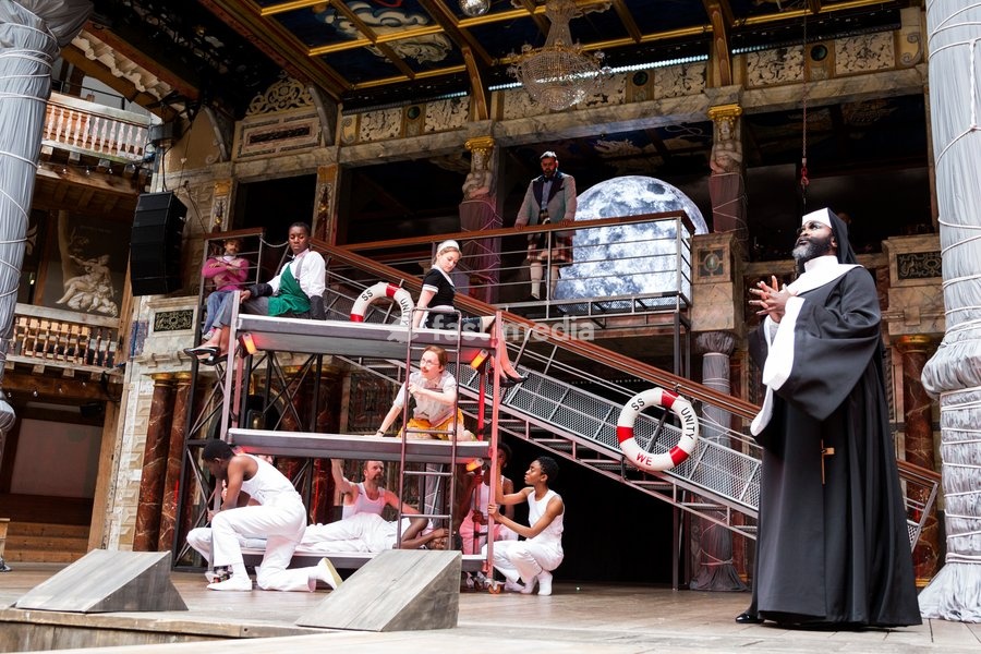 Le Gateau Chocolat (Feste). Photocall for William Shakespeare's Twelfth Night directed by Emma Rice at the Globe Theatre, Shakespeare's Globe. With Marc Antolin (Sir Andrew Aguecheek), Carly Bawden (Maria), Nandi Bhebhe (Fabian), Le Gateau Chocolat (Feste), Tony Jayawardena (Sir Toby Belch), Pieter…