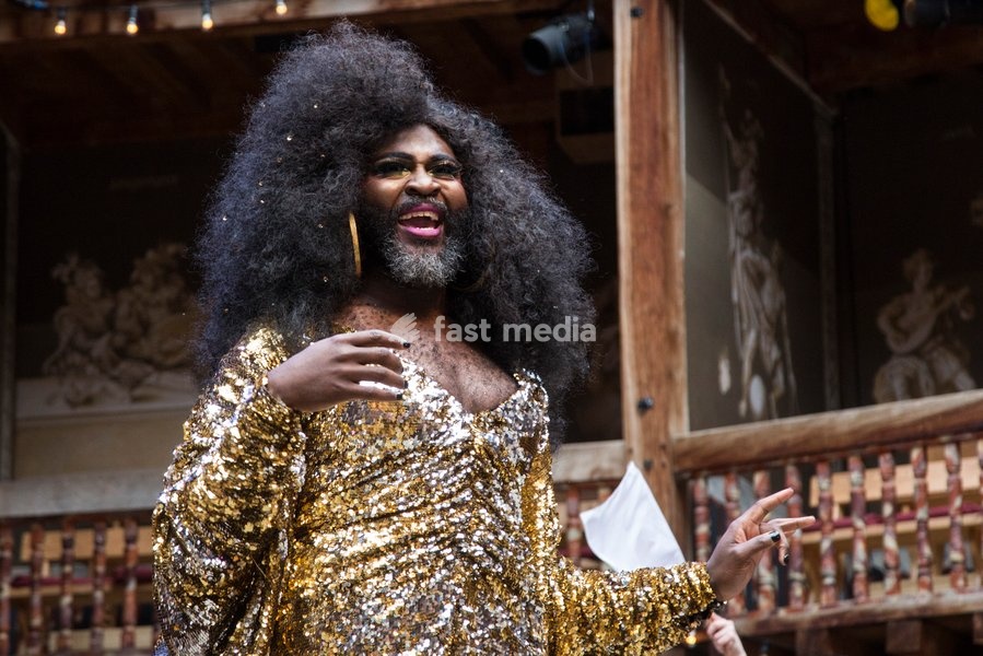 Le Gateau Chocolat. Photocall for William Shakespeare's Twelfth Night directed by Emma Rice at the Globe Theatre, Shakespeare's Globe. With Marc Antolin (Sir Andrew Aguecheek), Carly Bawden (Maria), Nandi Bhebhe (Fabian), Le Gateau Chocolat (Feste), Tony Jayawardena (Sir Toby Belch), Pieter Lawman…