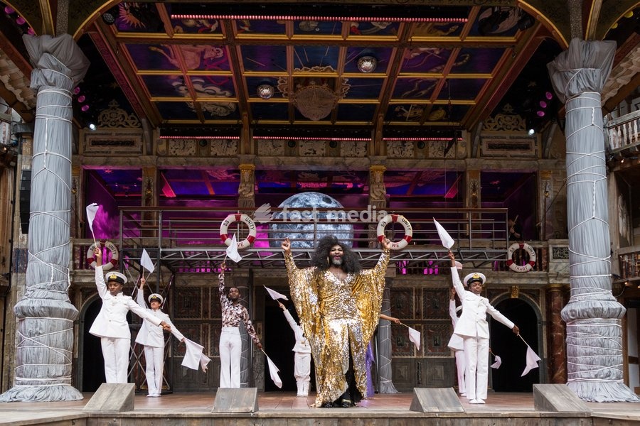 Le Gateau Chocolat. Photocall for William Shakespeare's Twelfth Night directed by Emma Rice at the Globe Theatre, Shakespeare's Globe. With Marc Antolin (Sir Andrew Aguecheek), Carly Bawden (Maria), Nandi Bhebhe (Fabian), Le Gateau Chocolat (Feste), Tony Jayawardena (Sir Toby Belch), Pieter Lawman…