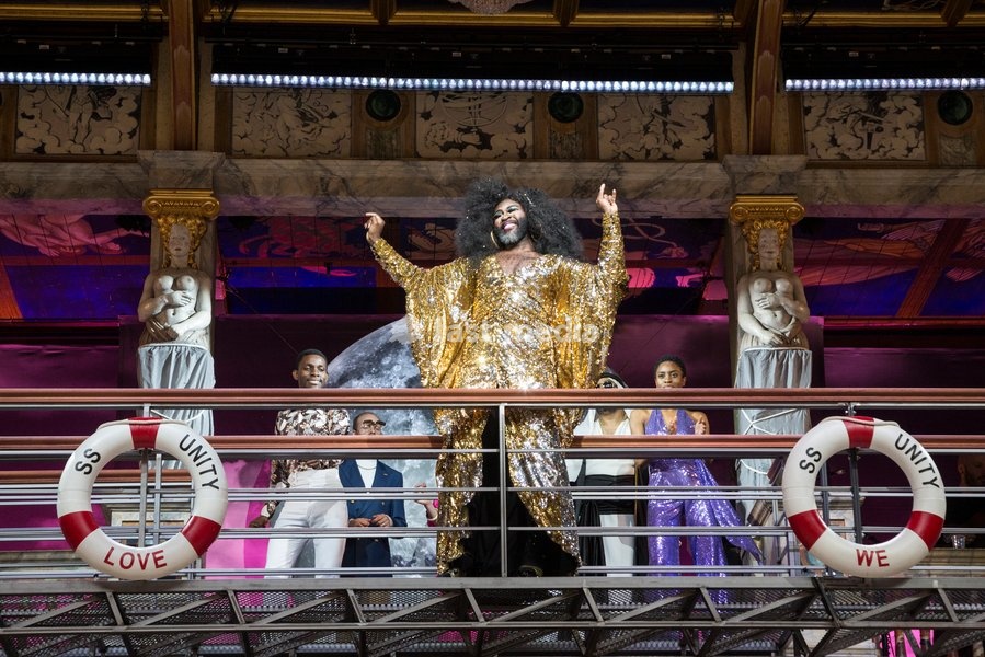 Le Gateau Chocolat. Photocall for William Shakespeare's Twelfth Night directed by Emma Rice at the Globe Theatre, Shakespeare's Globe. With Marc Antolin (Sir Andrew Aguecheek), Carly Bawden (Maria), Nandi Bhebhe (Fabian), Le Gateau Chocolat (Feste), Tony Jayawardena (Sir Toby Belch), Pieter Lawman…