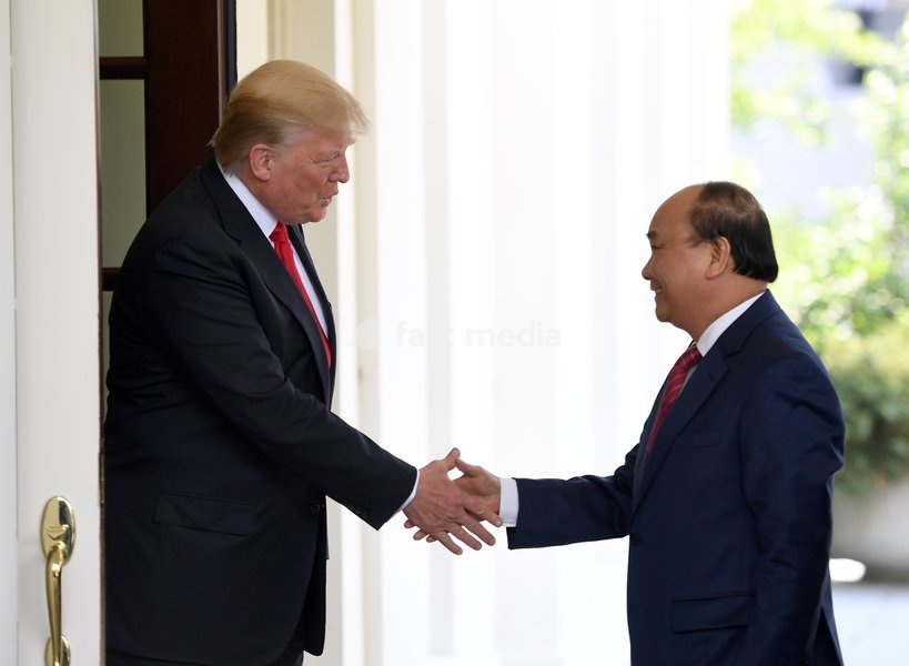 (170531) -- WASHINGTON, May 31, 2017 () -- U.S. President Donald Trump (L) welcomes Vietnamese Prime Minister Nguyen Xuan Phuc at the White House in Washington D.C., the United States, on May 31, 2017