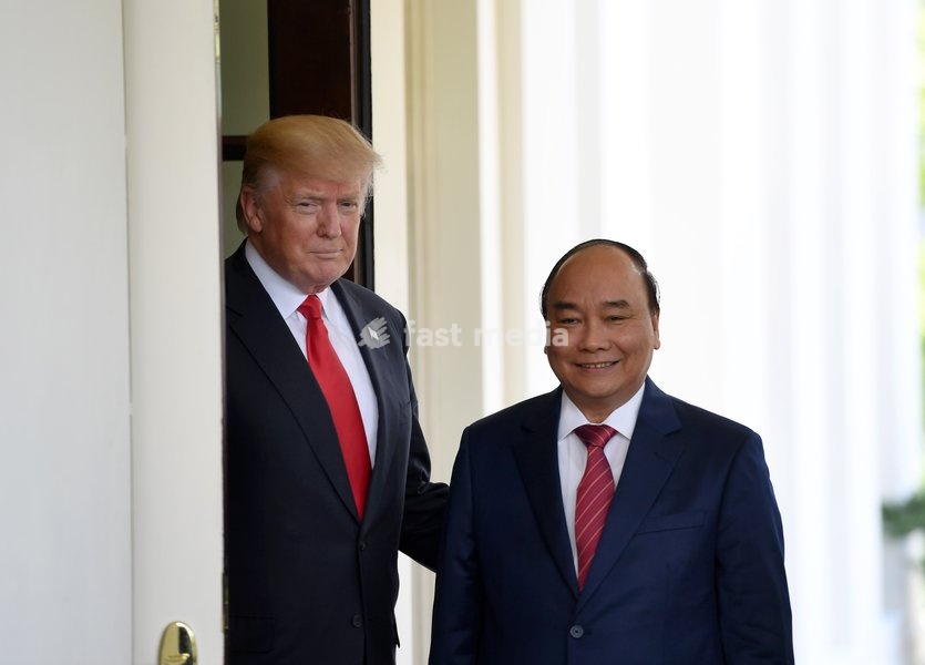 (170531) -- WASHINGTON, May 31, 2017 () -- U.S. President Donald Trump (L) welcomes Vietnamese Prime Minister Nguyen Xuan Phuc at the White House in Washington D.C., the United States, on May 31, 2017