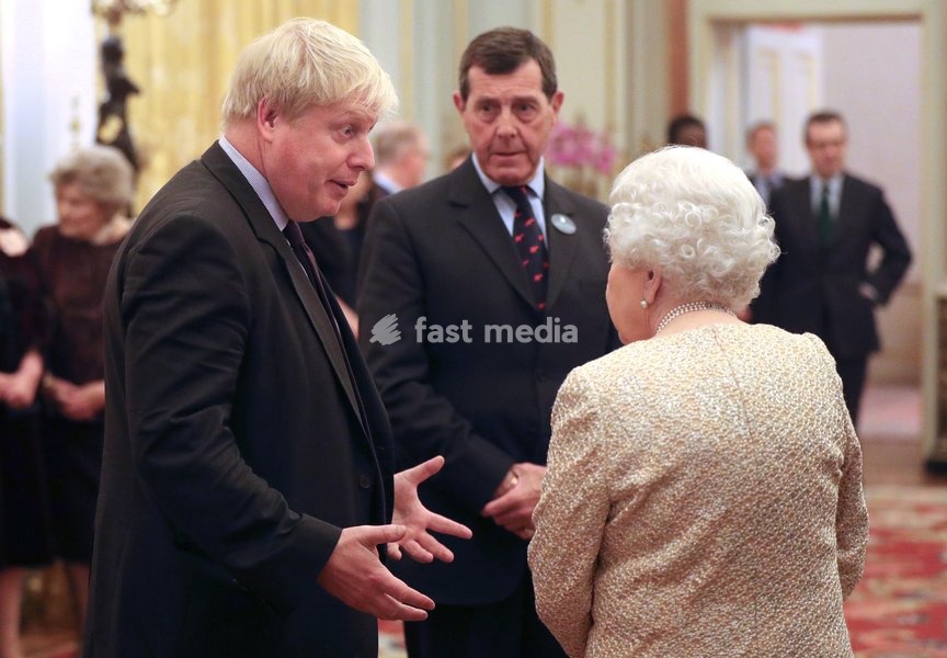Queen Elizabeth II speaks to Foreign Secretary Boris Johnson (left) at a reception to celebrate the Commonwealth Diaspora community, in the lead up to the Commonwealth Heads of Government meeting in London this April, at Buckingham Palace, London