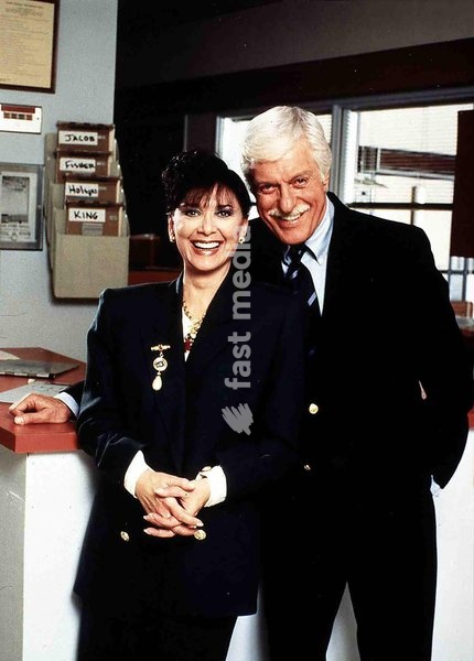 Suzanne Pleshette, Dick van Dyke Dr. Rachel Walters (Suzanne Pleshette) fuehrt eine Herzoperation durch. Als der Patient stirbt, befasst sich ihr Kollege Mark Sloan (Dick van Dyke) naeher mit dieser Angelegenheit. *** Local Caption *** 1992, Dick Van Dyke: A Twist Of The Knife, Dick Van Dyke:Der…