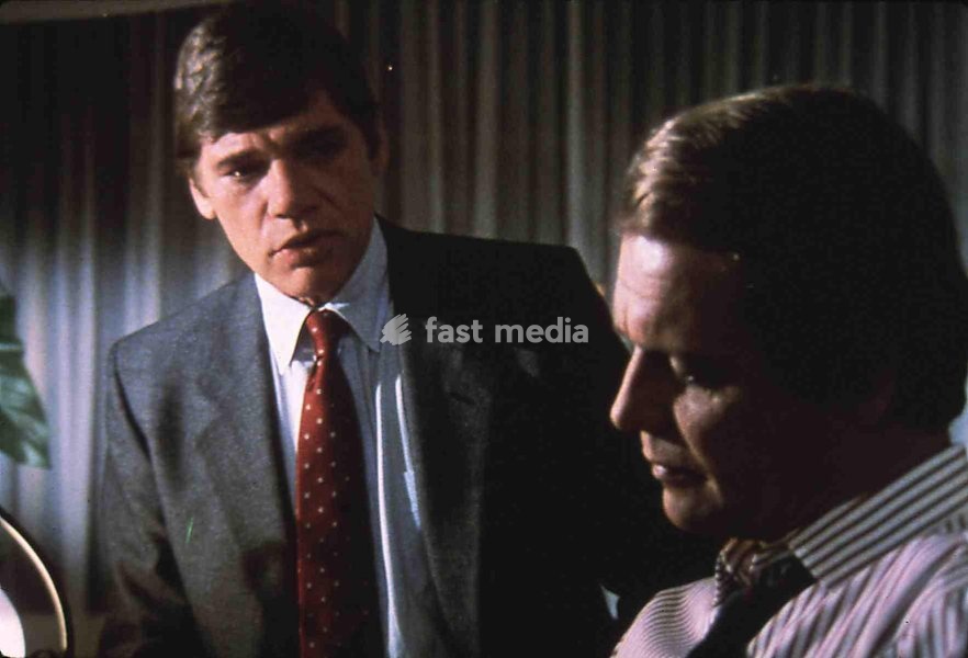 Ein Chinesisches Schlitzohr, China Hand, Ein Chinesisches Schlitzohr, China Hand, Mike Preston, David Soul Superintendent Max Trumble (Mike Preston) befragt Harry (David Soul). *** Local Caption *** 1986