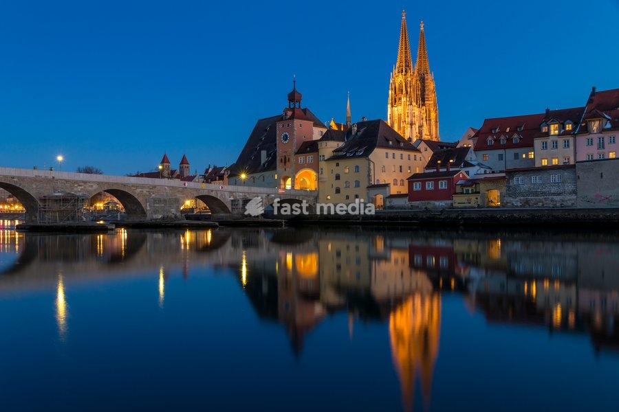View to the Cathedral of St. Peter, the Stone Bridge and the Bridge Tower at dusk, Regensburg, Bavaria, Germany, Europe