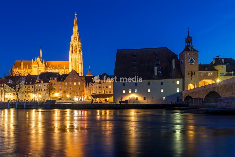 View to the Cathedral of St. Peter, the Stone Bridge and the Bridge Tower at dusk, Regensburg, Bavaria, Germany, Europe