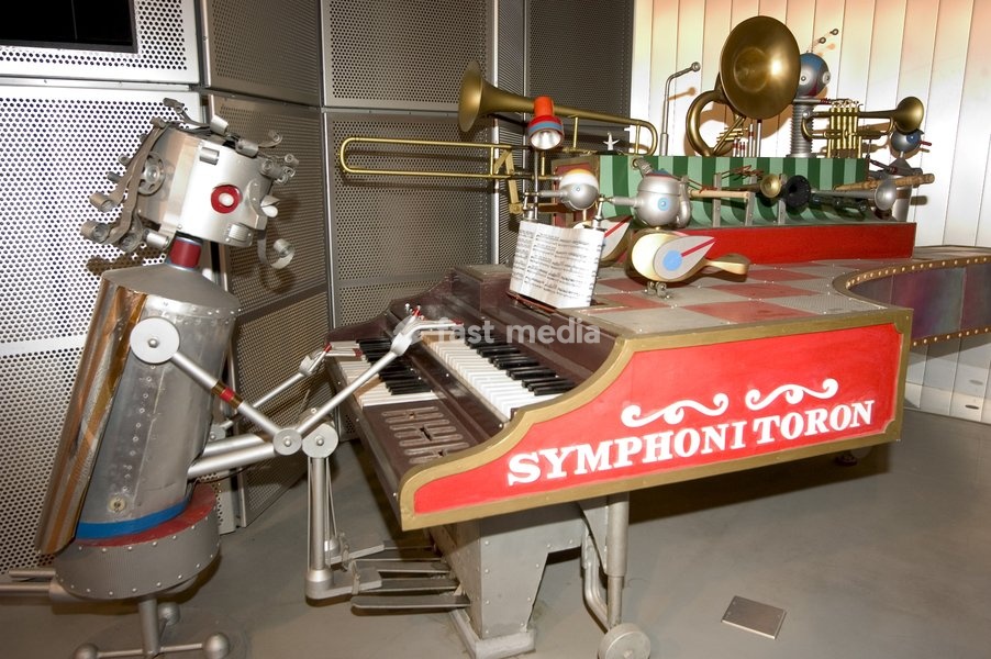 Robot playing piano, robot station, Aichi Expo Japan 2005, Nagoya, Honshu Island, Japan, Asia