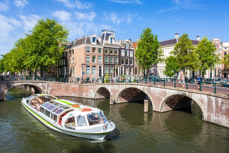 Canal tour boat and bridges at the junction of Leidsegracht Canal and Keizergracht Canal, Amsterdam, North Holland, Netherlands, Europe