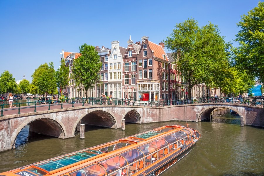 Canal tour boat and bridges at the junction of Leidsegracht Canal and Keizergracht Canal, Amsterdam, North Holland, Netherlands, Europe