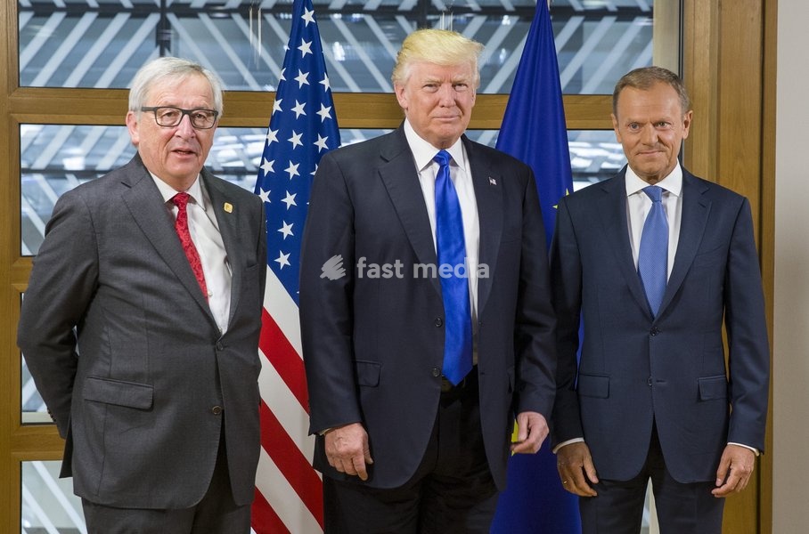 (190223) -- BEIJING, Feb. 23, 2019 () -- U.S. President Donald Trump (C) poses for photos with European Commission President Jean-Claude Juncker (L) and European Council President Donald Tusk at the European Council headquarters in Brussels, Belgium, May 25, 2017. (/European Union) (170525) --…
