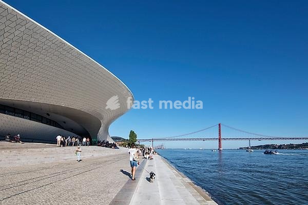 Museum MAAT, Museu de Arte, Arquitetura e Tecnologia, the British architect Amanda Levete at the Rio Tejo, behind bridge Ponte 25 de Abril, Belem, Lisbon, Portugal