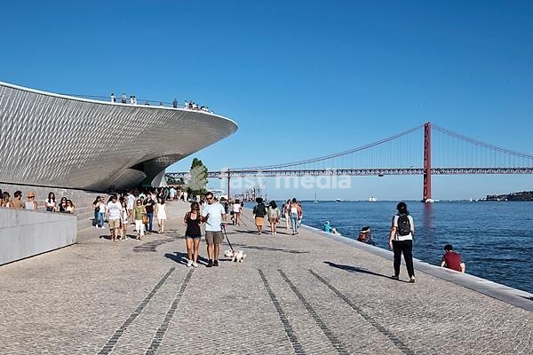 Museum MAAT, Museu de Arte, Arquitetura e Tecnologia, the British architect Amanda Levete at the Rio Tejo, behind bridge Ponte 25 de Abril, Belem, Lisbon, Portugal