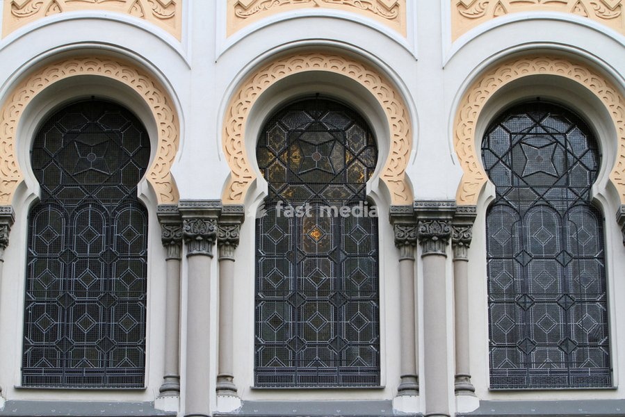 Prague (Czech Republic), Spanish synagogue. Glass window at the front. Photo, 01/22/2012