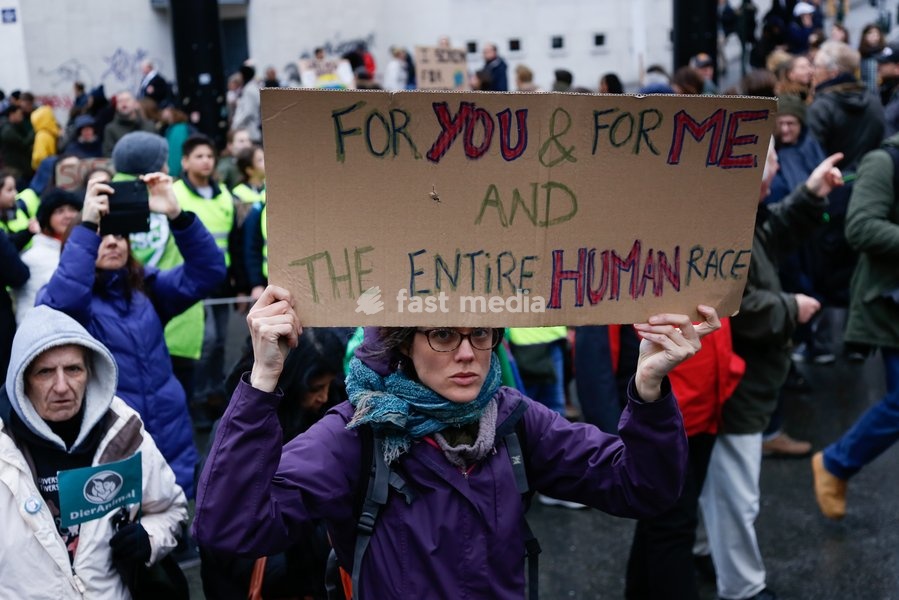 (190316) -- BRUSSELS, March 16, 2019 () -- A woman holding a placard takes part in a demonstration against climate change in Brussels, Belgium, March 15, 2019. Thousands of school students across Belgium abandoned classrooms for a day of climate demonstrations on Friday as part of the "Global…