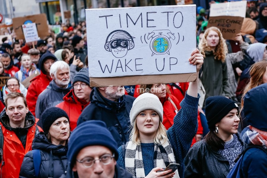 (190316) -- BRUSSELS, March 16, 2019 () -- A woman holding a placard takes part in a demonstration against climate change in Brussels, Belgium, March 15, 2019. Thousands of school students across Belgium abandoned classrooms for a day of climate demonstrations on Friday as part of the "Global…